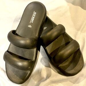 Double strap puff slide sandals - black